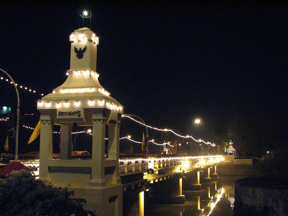 Nawarat Bridge in the night