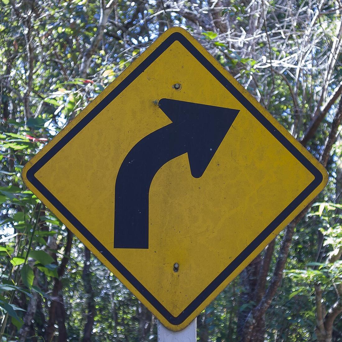 Traffic signs in Thailand: Warning sign "Curve to the right" (Photo taken in Chiang Mai)