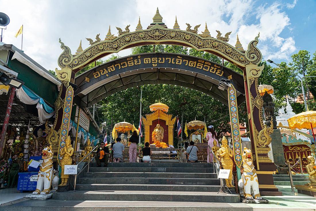 อนุสาวรีย์ครูบาศรีวิชัย สร้างขึ้น ณ จุดที่ขุดถนนจอบแรก เพื่อเป็นอนุสรน์สถานรำลึกถึงคุณของครูบาเจ้าศรีวิชัยในการนำกลุ่มชาวบ้าน ชาวเขา สร้างถนนขึ้นพระธาตุดอยสุเทพ