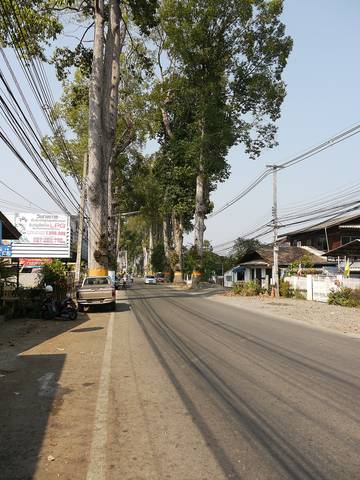 Het gedeelte van de Noord-Thaise weg 106 dat tussen Chiang Mai en Lamphun loopt, wordt ook wel de "oude Chiang Mai - Lamphun weg" genoemd. Het gedeelte daarvan dat in de provincie Chiang Mai ligt, hee