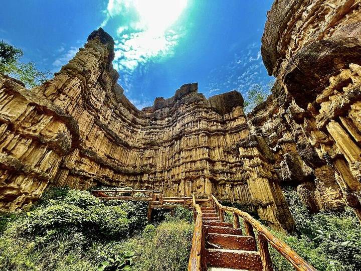 "Pha Chor" is a natural phenomenon caused by currents and winds in ancient times more than 5 million years ago. Scientists believe that this point used to be the Ping River. (Currently, the Ping River changes its waterways, 10 kilometers away.)