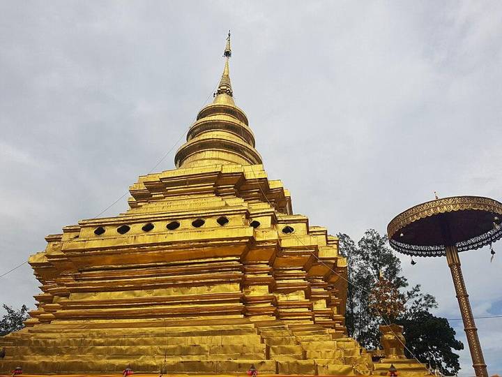Wat Phra That Si Chom Thong , a Buddhist temple in Ban Luang Subdistrict, Chom Thong District , Chiang Mai Province , Thailand .
