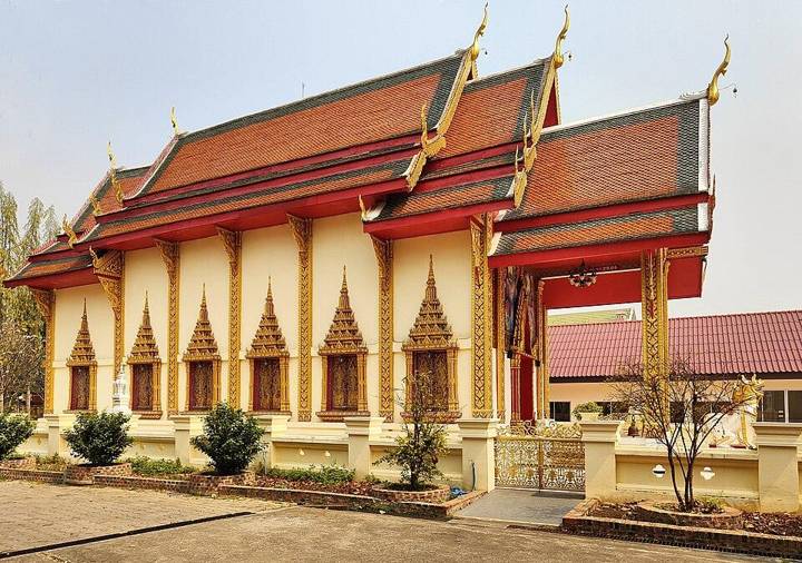 Ubosot van Wat Rong Tham Samakkhi, zijaanzicht.