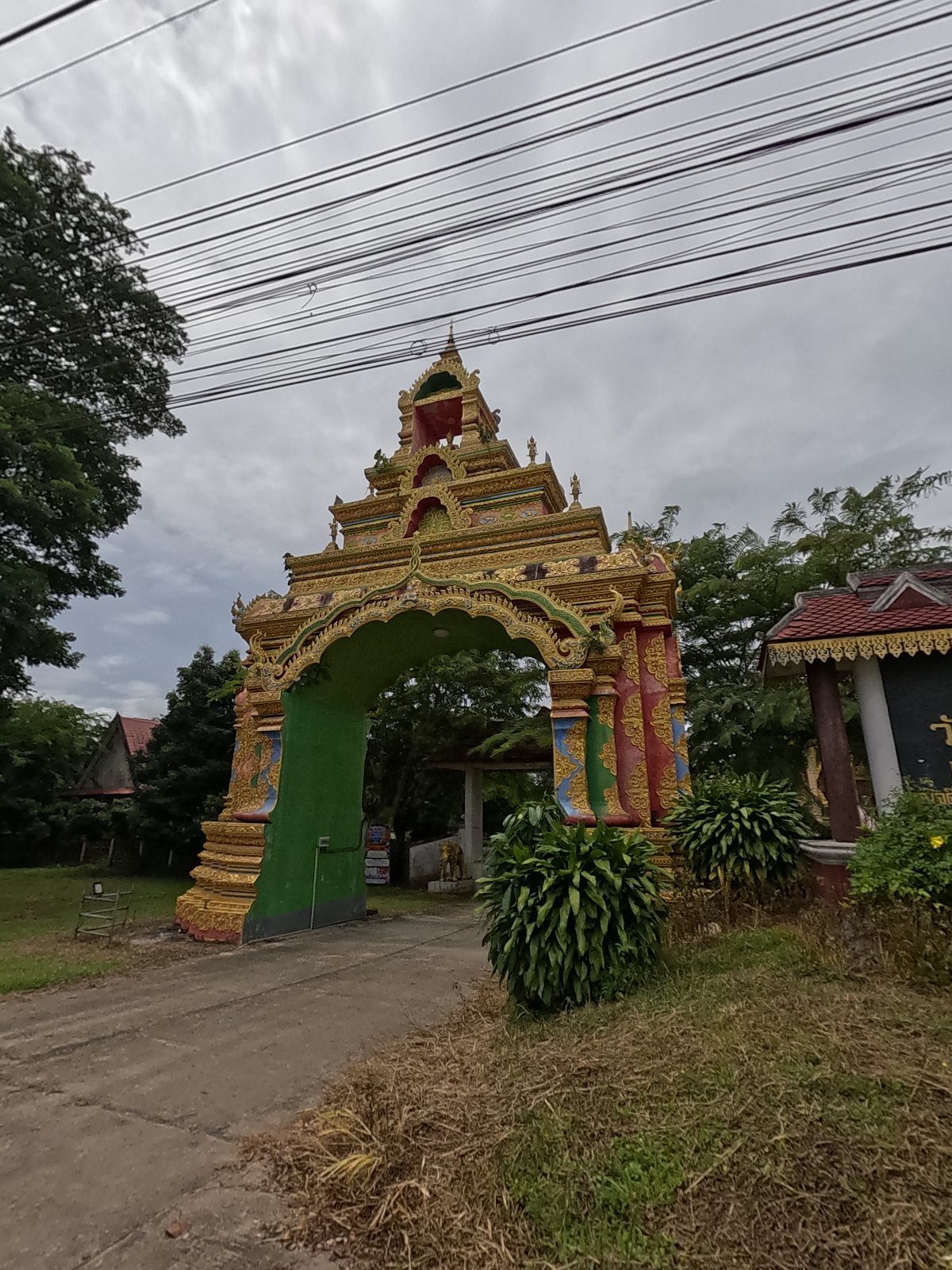 The gate of Wat Huai Som.