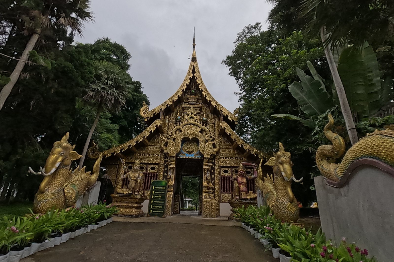 Wat Saeng Kaew Phothiyan: the gold gateway hall, nagas on both stairs.