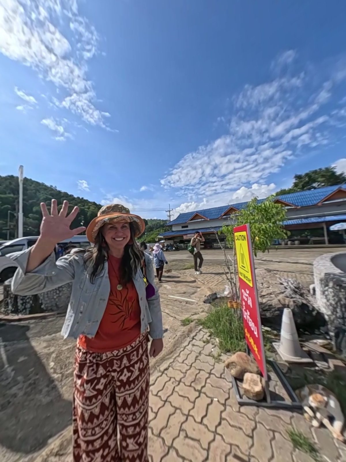 NaN waves from beside the ring.