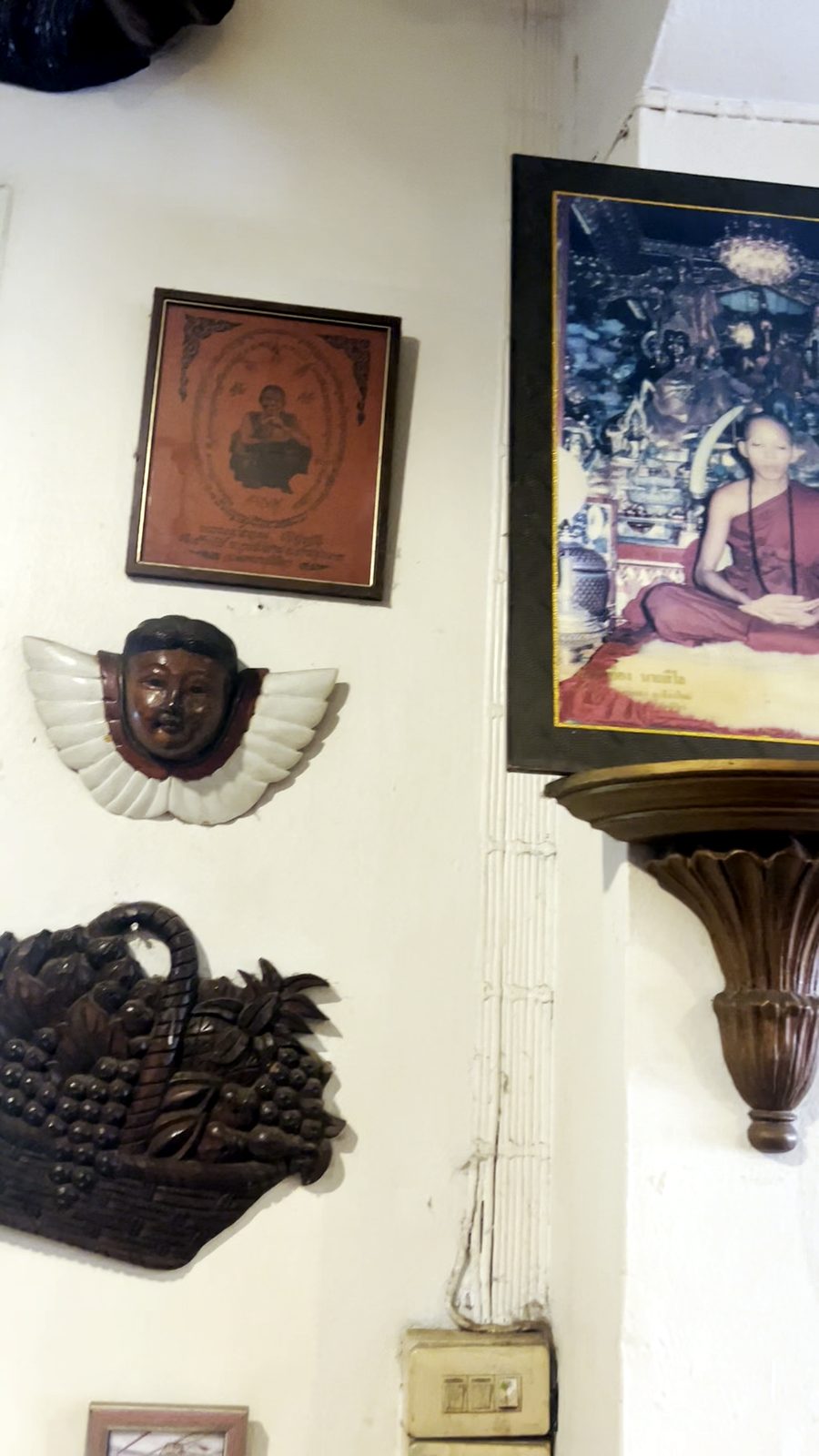 หน้าเทวดามีปีก กับภาพวาด · A winged face and a painting