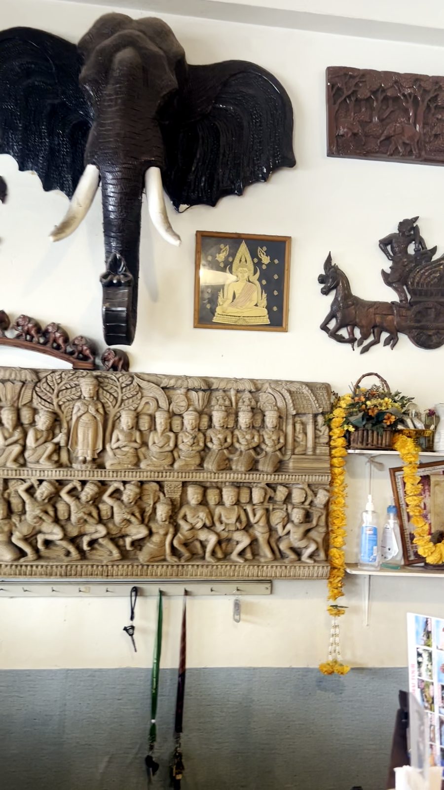 พวงมาลัยดาวเรือง บนแผงไม้แกะสลัก · Marigold garlands on the carved panel