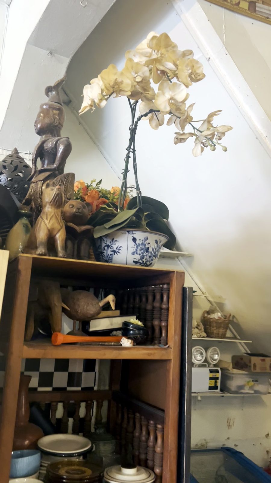 รูปปั้นกับกล้วยไม้ขาว · Figures and white orchids