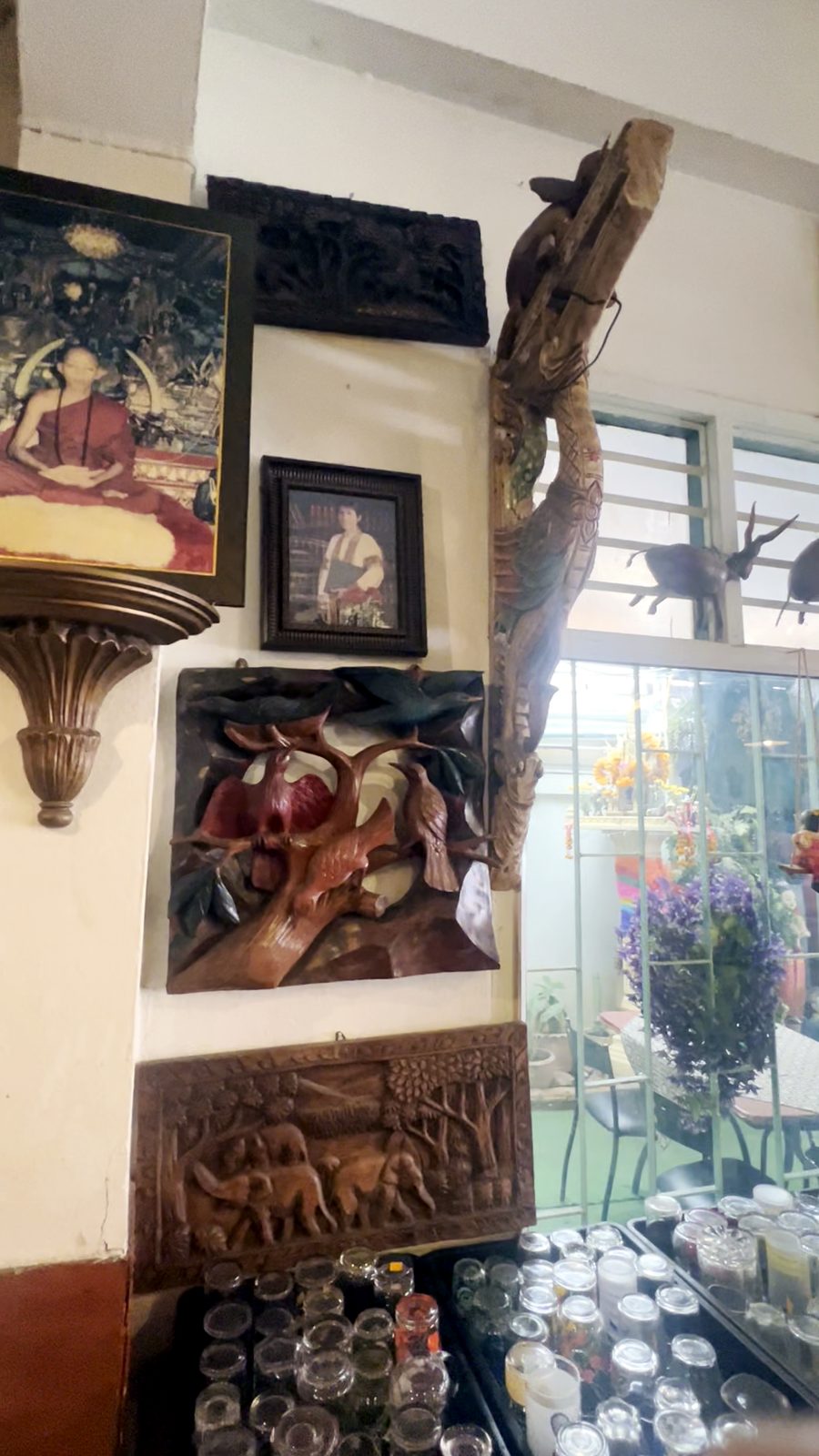 ไม้แกะสลักระบายสี · A painted carving