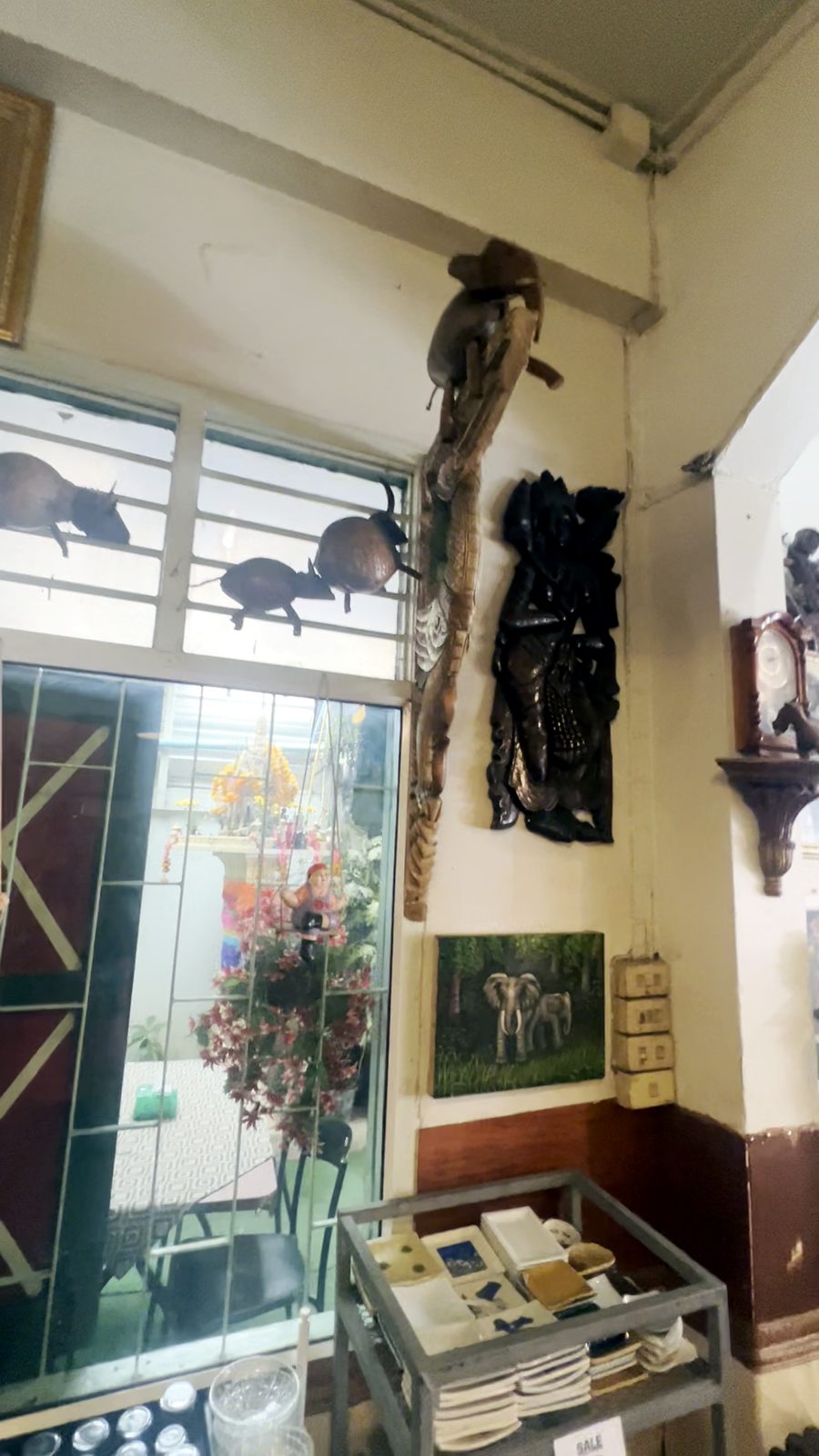 ไม้แกะสลักสูง กับภาพช้าง · A tall carving and an elephant painting