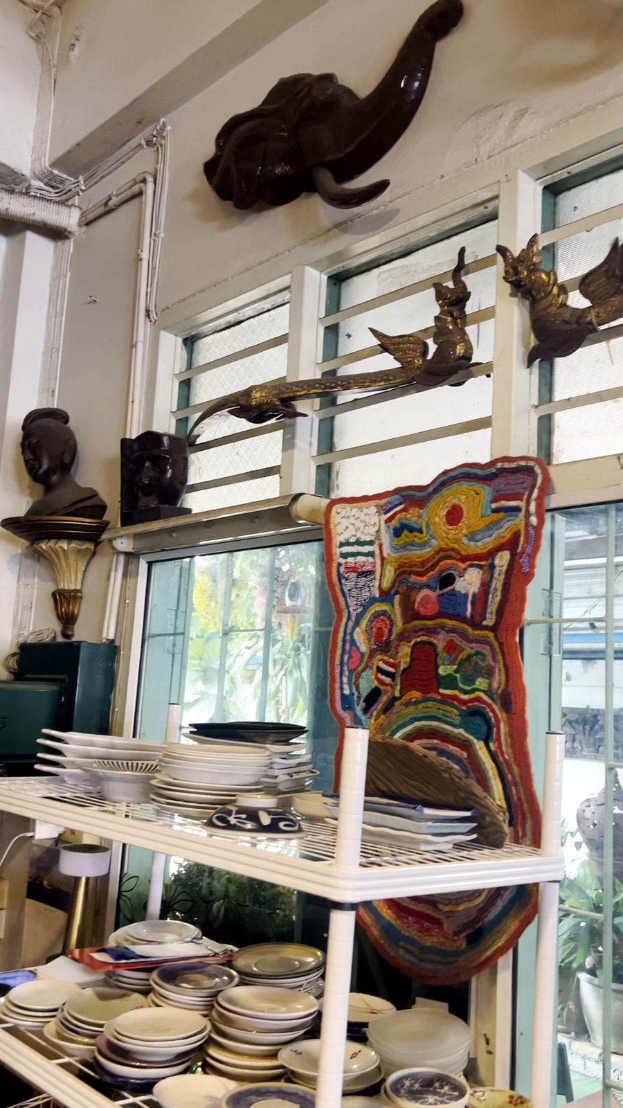 หัวช้างเหนือหน้าต่าง · An elephant over the window