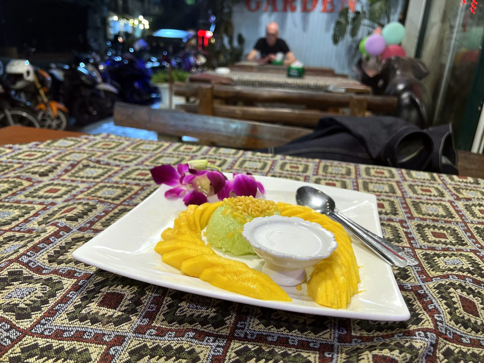 ของหวาน ใต้ป้ายการ์เด้น · Dessert under the Garden sign