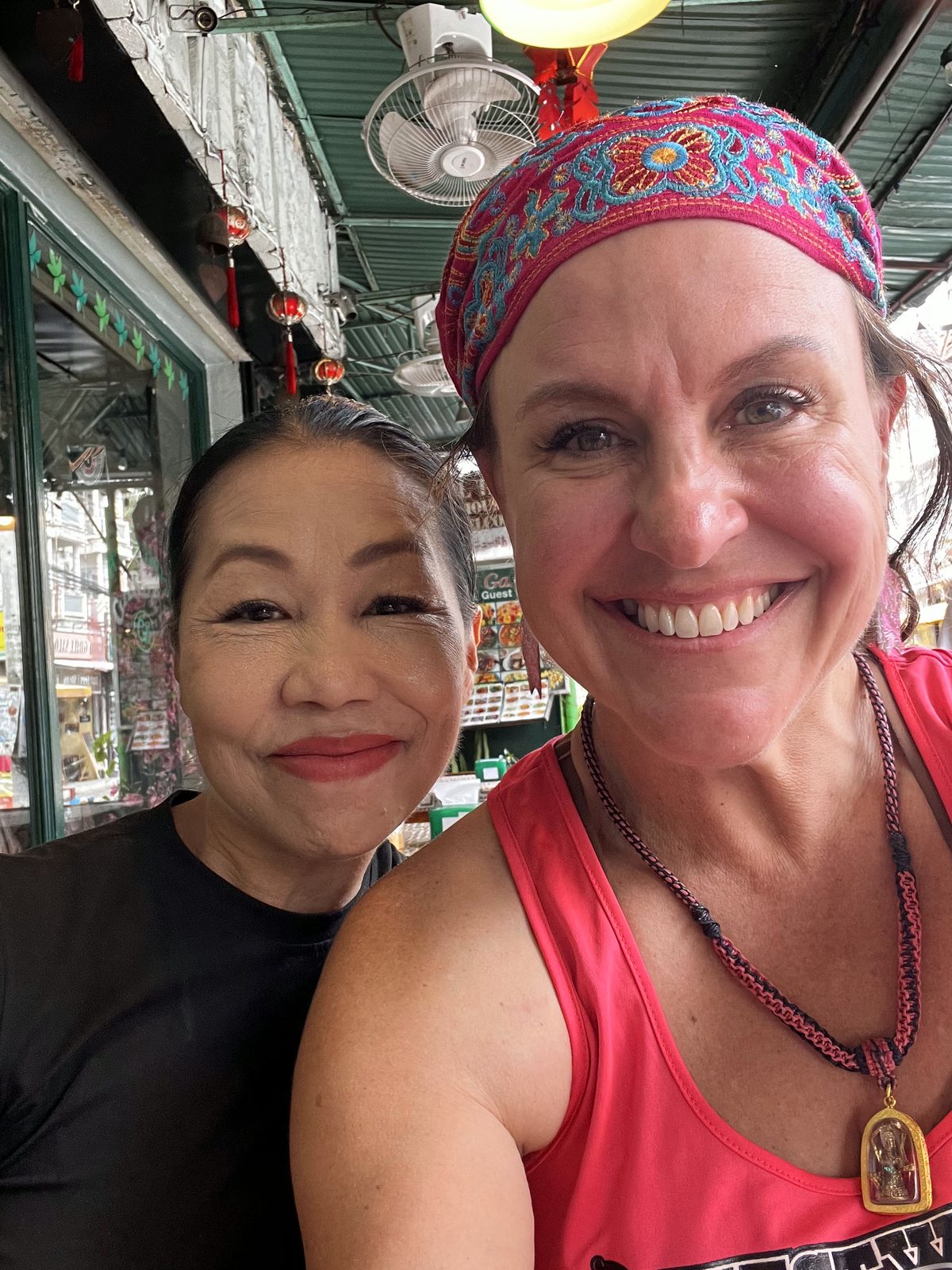 มีนา (ซ้าย) กับแนน ตอนบ่าย · Meena (left) and NaN, afternoon