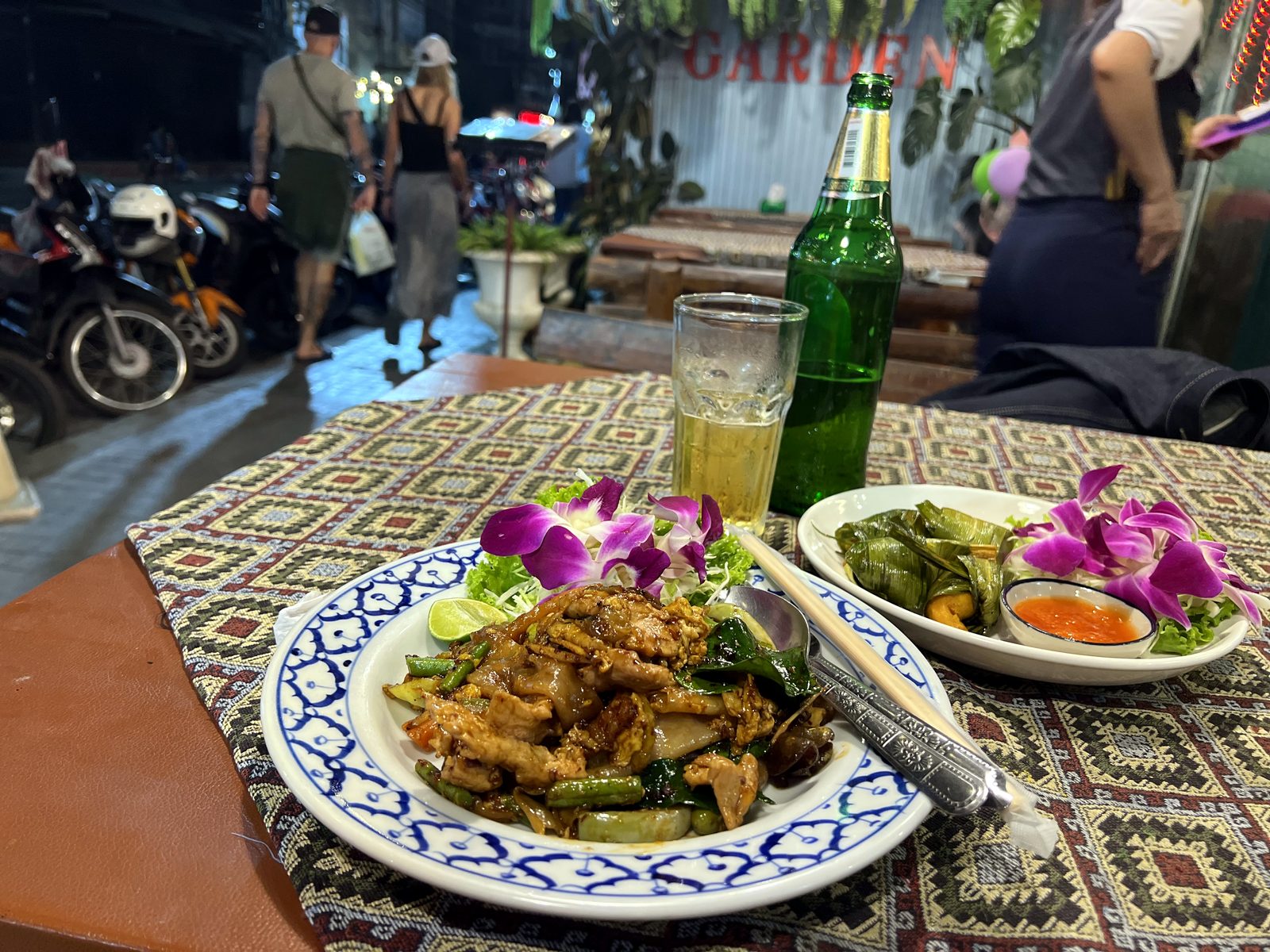 ผัดเส้นใหญ่ ไก่ห่อใบเตย เบียร์เย็น · Noodles, pandan chicken, a cold beer