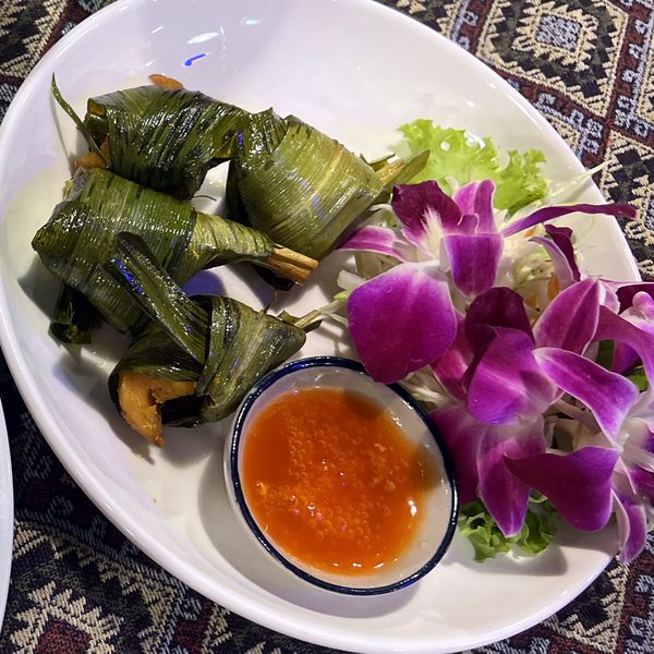 ไก่ห่อใบเตยกับน้ำจิ้ม · chicken in pandan leaves with sweet chilli dip