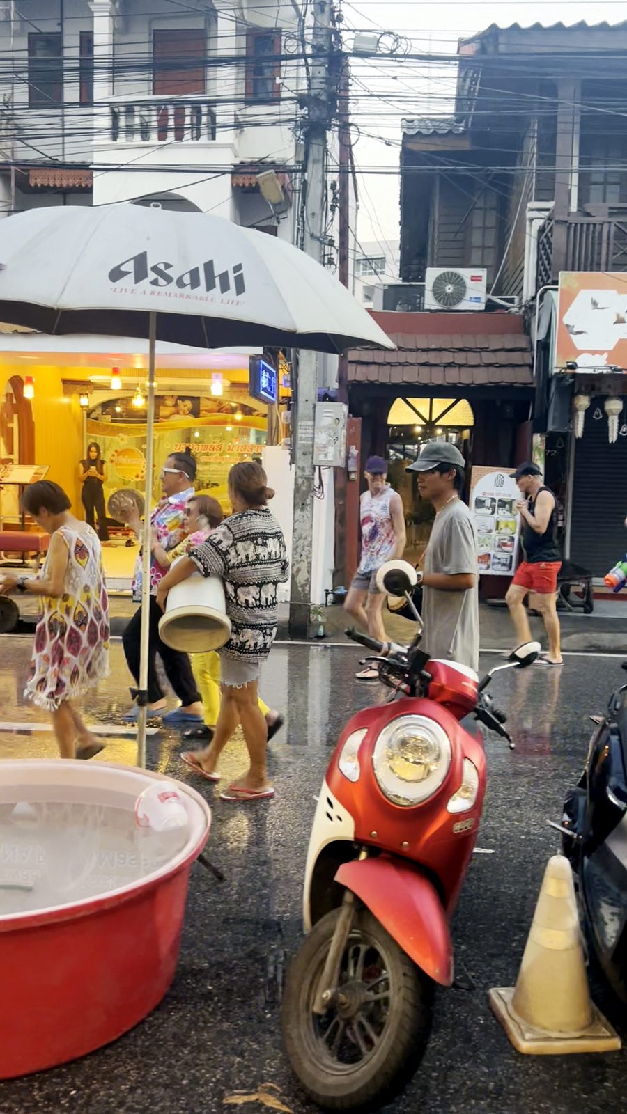 ฝนตก แต่กะละมังน้ำยังพร้อม · Rain, and the tub of water ready anyway