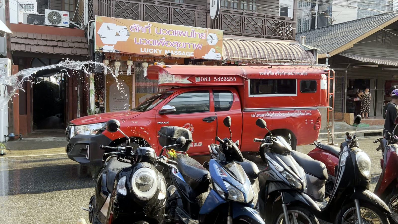 รถแดงเปียกทั้งคัน · A red songthaew, the shared taxi, soaked