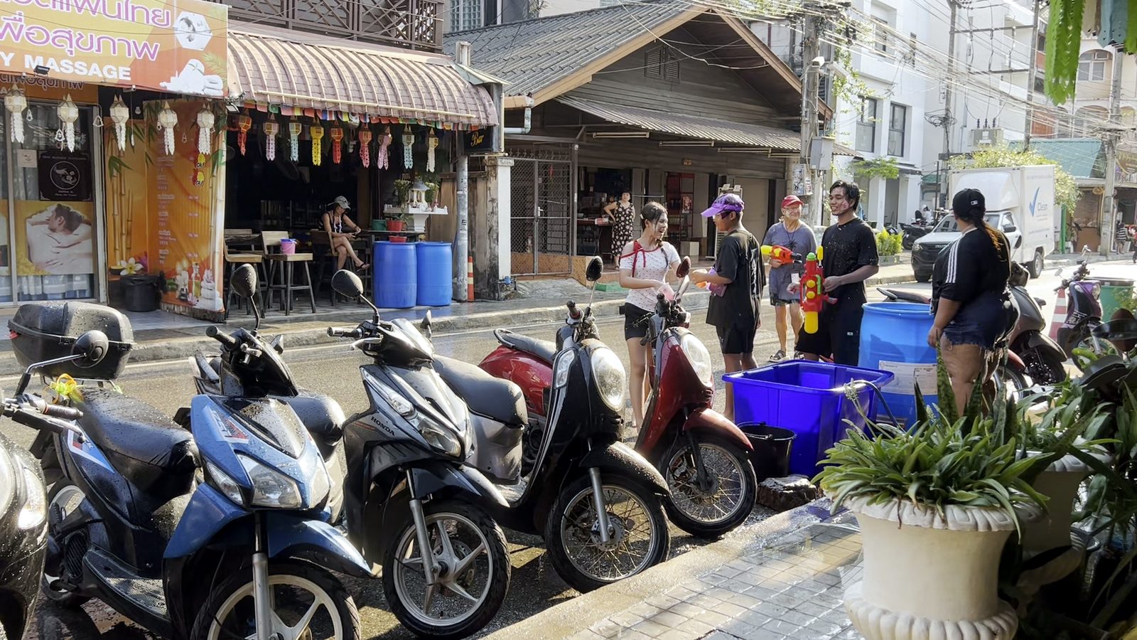 ตุ๊กตุ๊กพร้อมรบ · A tuk-tuk loaded for battle