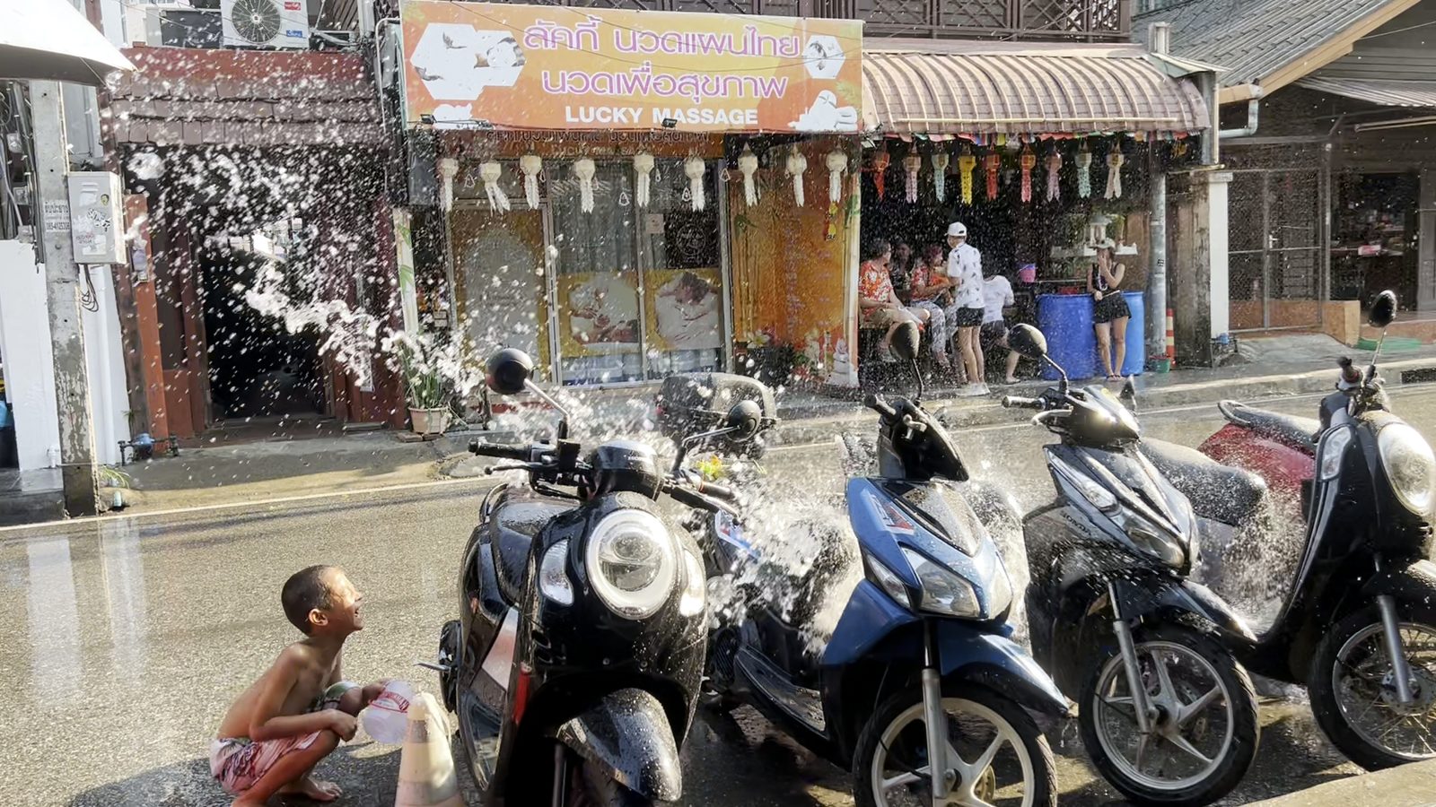 น้ำสาดกลางถนนลอยเคราะห์ · A splash in mid-air on Loi Kroh