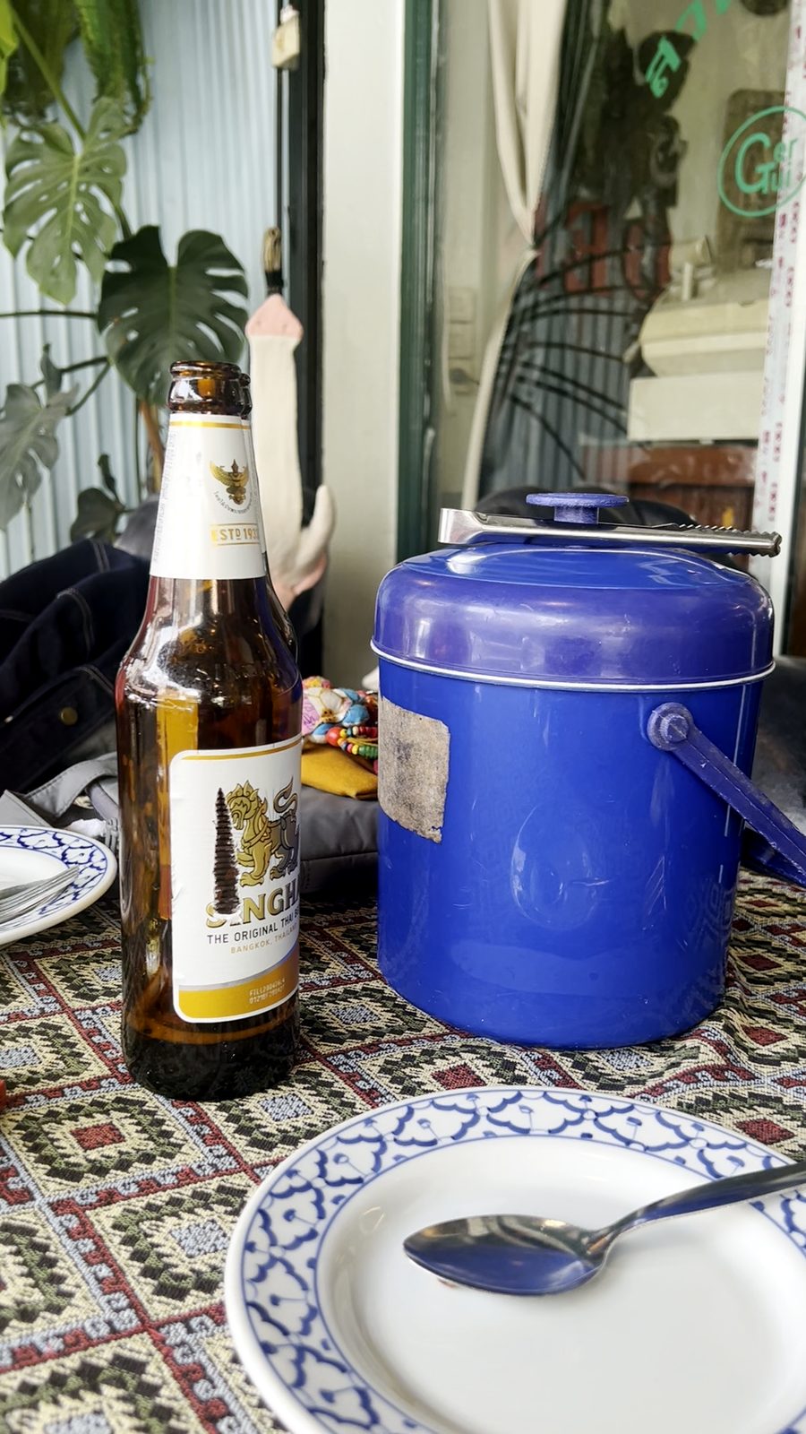 โต๊ะหน้าร้าน ต้นมอนสเตอร่า เบียร์เย็น · a front table, monstera, a cold beer