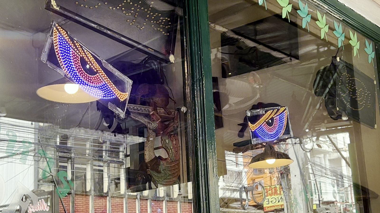 หน้าต่างตอนกลางคืน · The front window at night