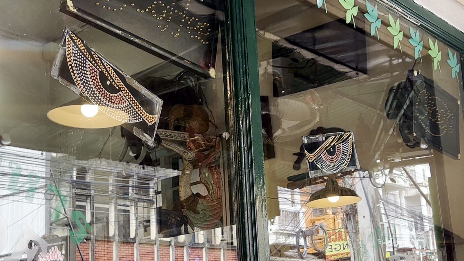 งานลูกปัดที่หน้าต่าง · Beadwork in the front window