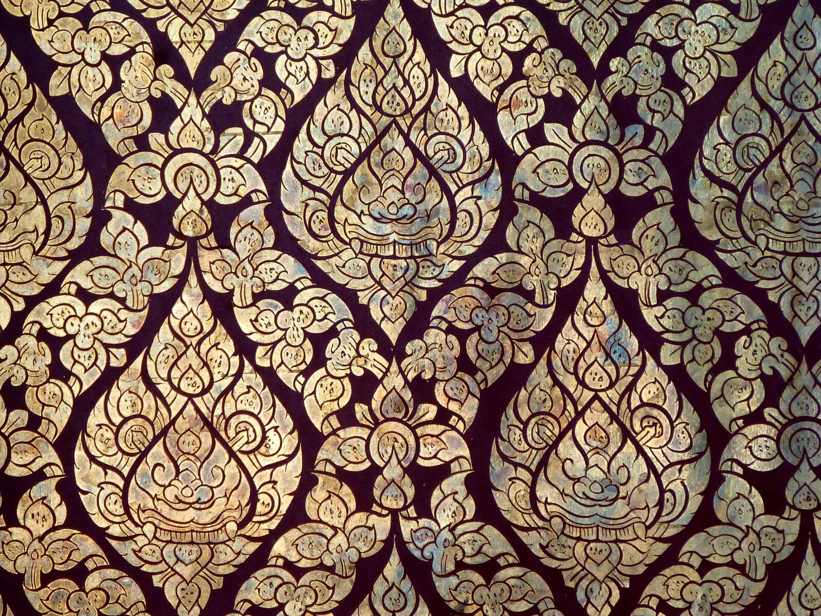 ลายรดน้ำบนบานประตู วัดกษัตราธิราช อยุธยา ตัวกระหนกเรียงซ้ำเต็มพื้นที่