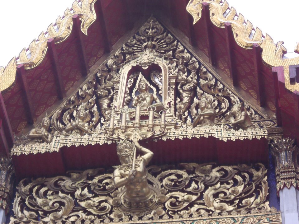 หน้าบันจำหลักปิดทอง วัดราชบุรณราชวรวิหาร กรุงเทพฯ ลายกระหนกเต็มพื้นที่สามเหลี่ยม