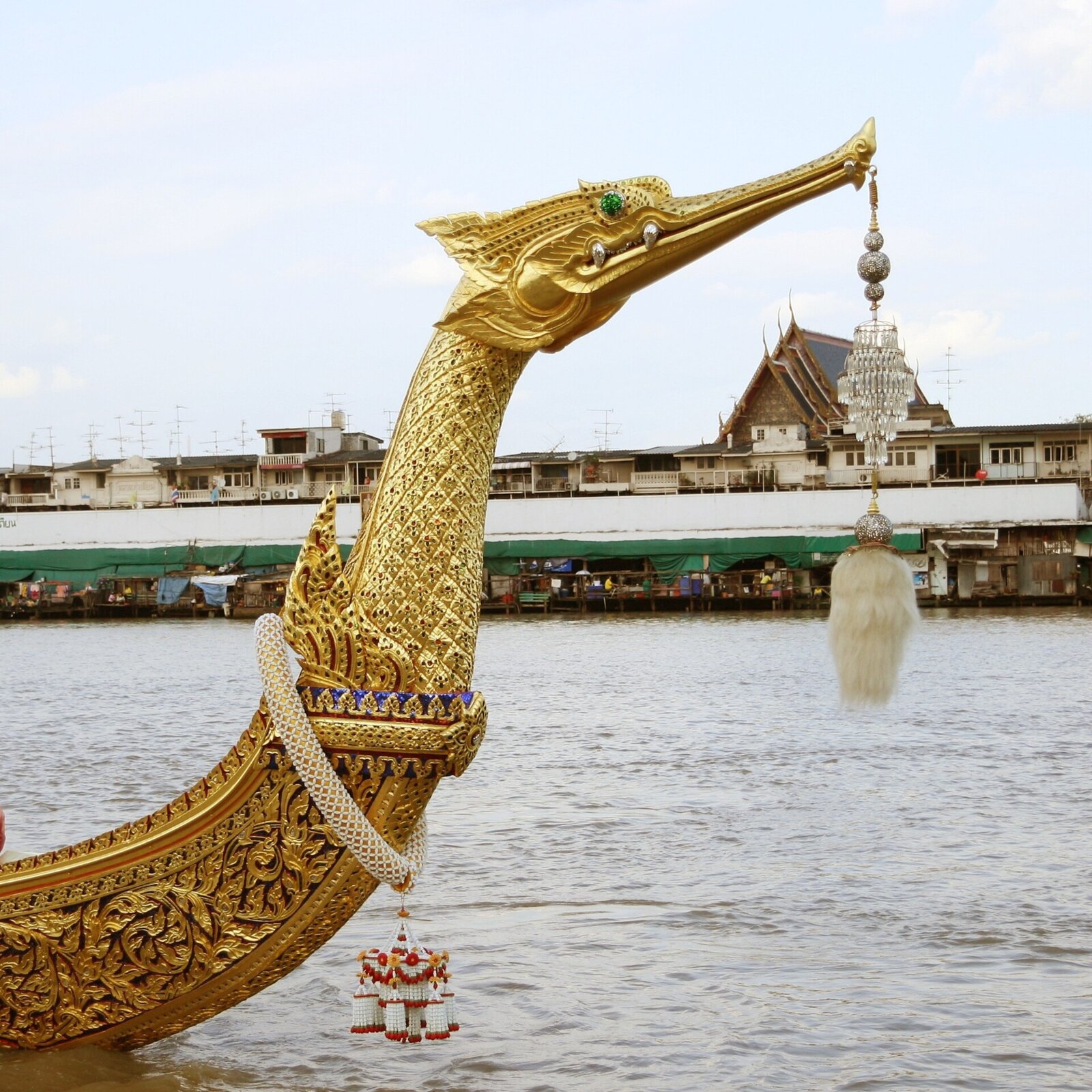 โขนเรือพระที่นั่งสุพรรณหงส์ จำหลักรูปหงส์ ลงรักปิดทองประดับกระจก (ซ้อมใหญ่ 29 ต.ค. 2550)