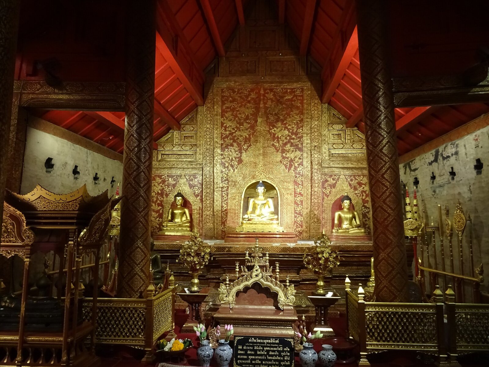 ภายในวิหารลายคำ วัดพระสิงห์วรมหาวิหาร เชียงใหม่ งานลายคำล้านนาสีแดงและทองรอบพระพุทธสิหิงค์
