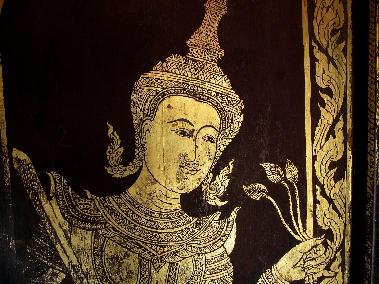 ลายรดน้ำบนบานประตู วัดพระธาตุดอยสุเทพ เชียงใหม่ รูปเทวดาในกรอบลายกระหนก