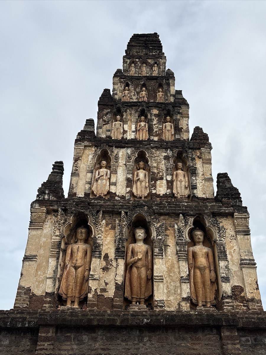 The stepped Ku Kut chedi, each tier holding standing Buddhas.