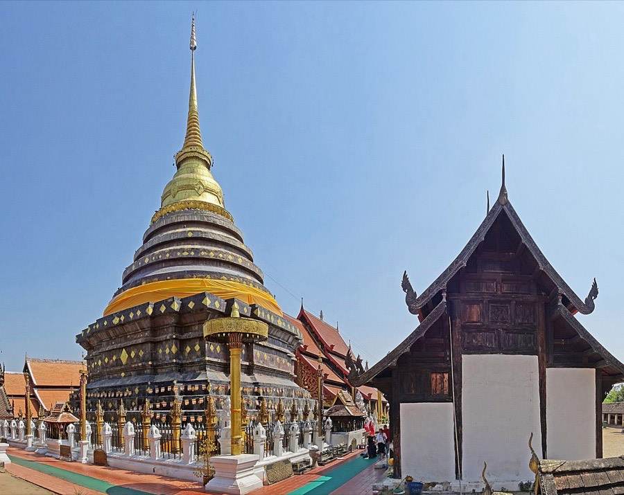 The chedi of Lampang Luang on its stepped base.