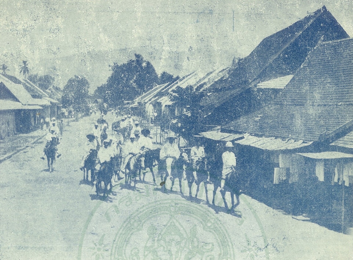 ถนนท่าแพ พ.ศ. 2497 ขบวนม้าต่างเดินกลางถนนดิน ห้องแถวไม้สองข้าง · Tha Phae Road in 1954: a pack-horse train on the dirt road between wooden shophouses