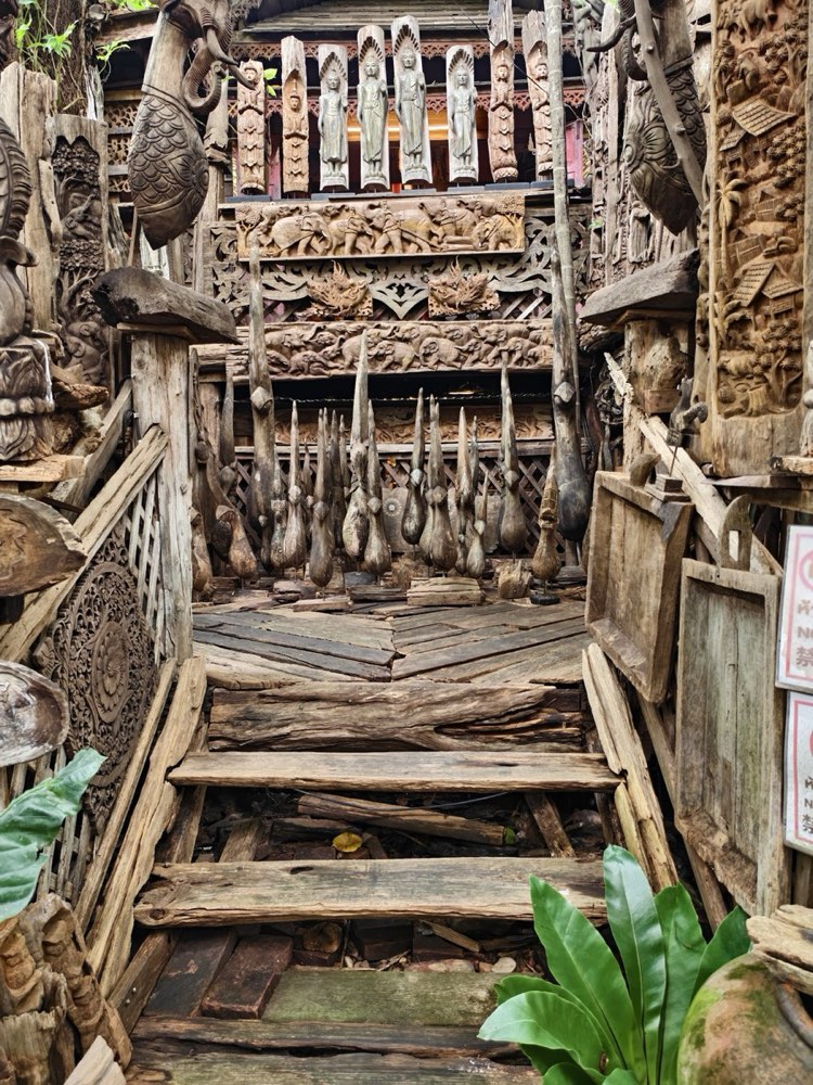 Ban Tipmanee: wooden steps up between walls of old carvings