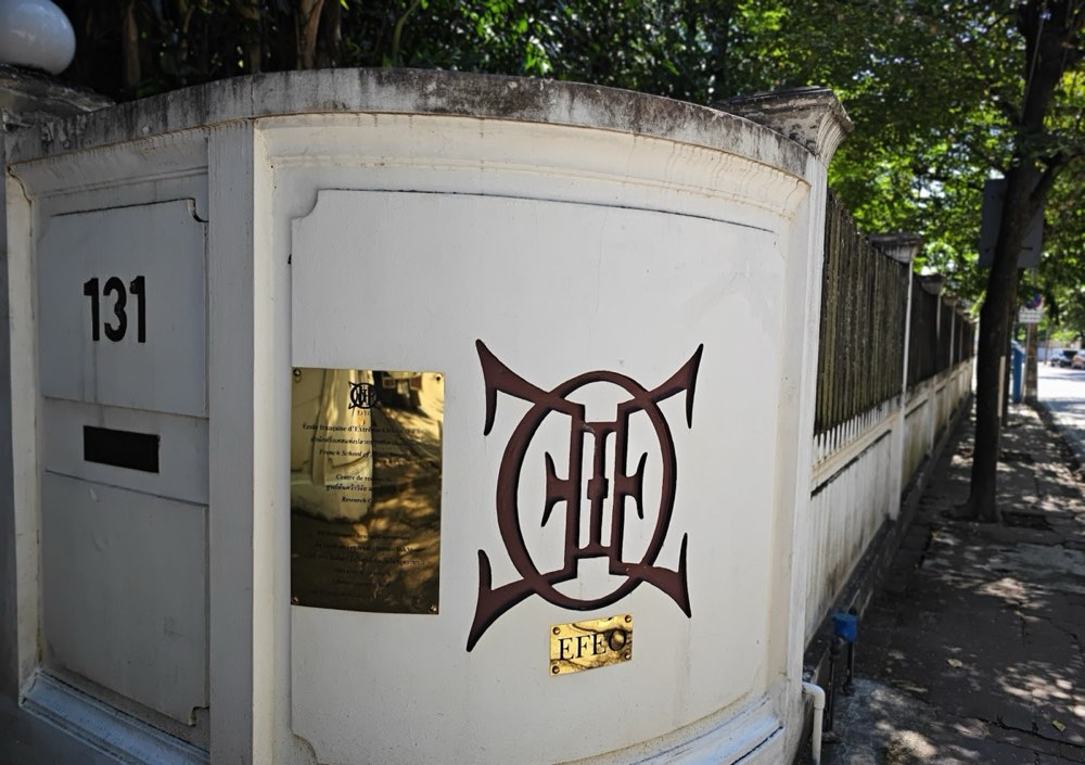 The EFEO's gate wall at no. 131: its emblem and brass plaque