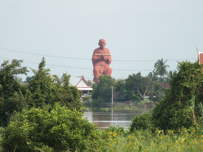 Somdet To, standing over Wat Bot, Sam Khok