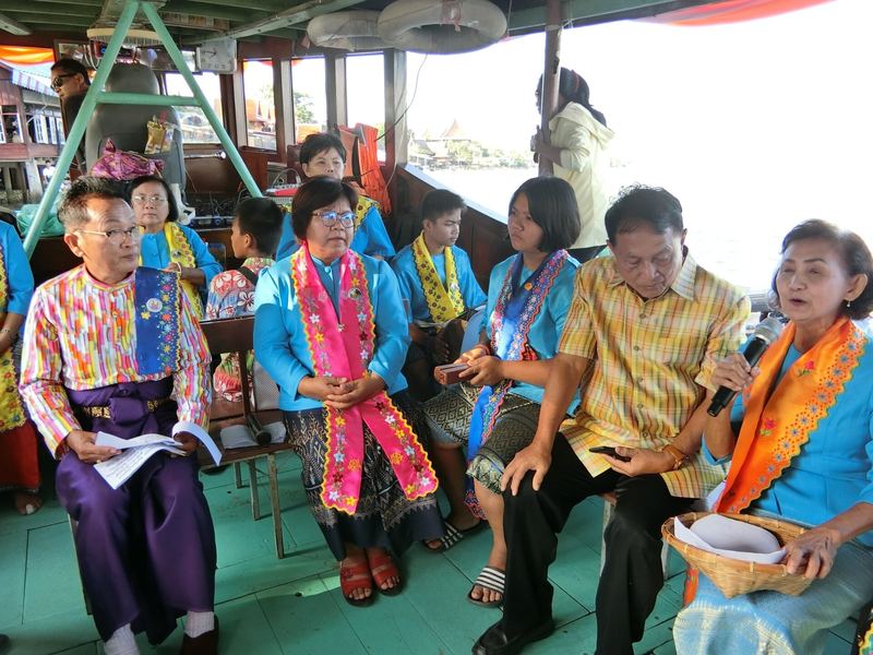 In Mon dress for Lam Pha Khao San, the rice-carrying rite