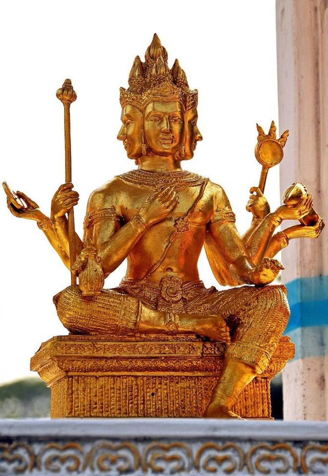 พระพรหมสี่หน้า ศาลริมถนน เชียงใหม่