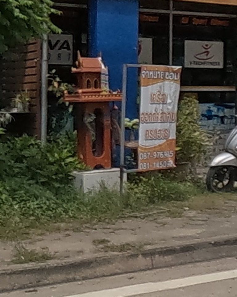 ศาลดินเผาหลังเล็ก หน้าร้านค้า