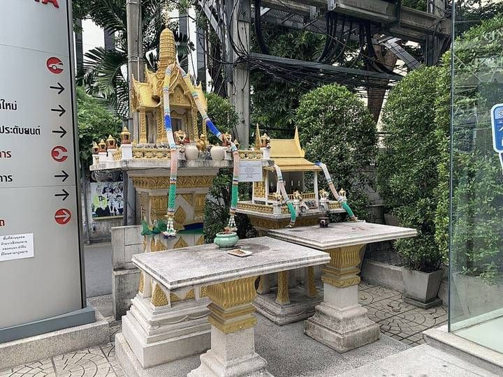 ศาลคู่: ศาลพระภูมิเสาเดียว กับศาลตายายที่ต่ำกว่าอยู่ข้าง ๆ