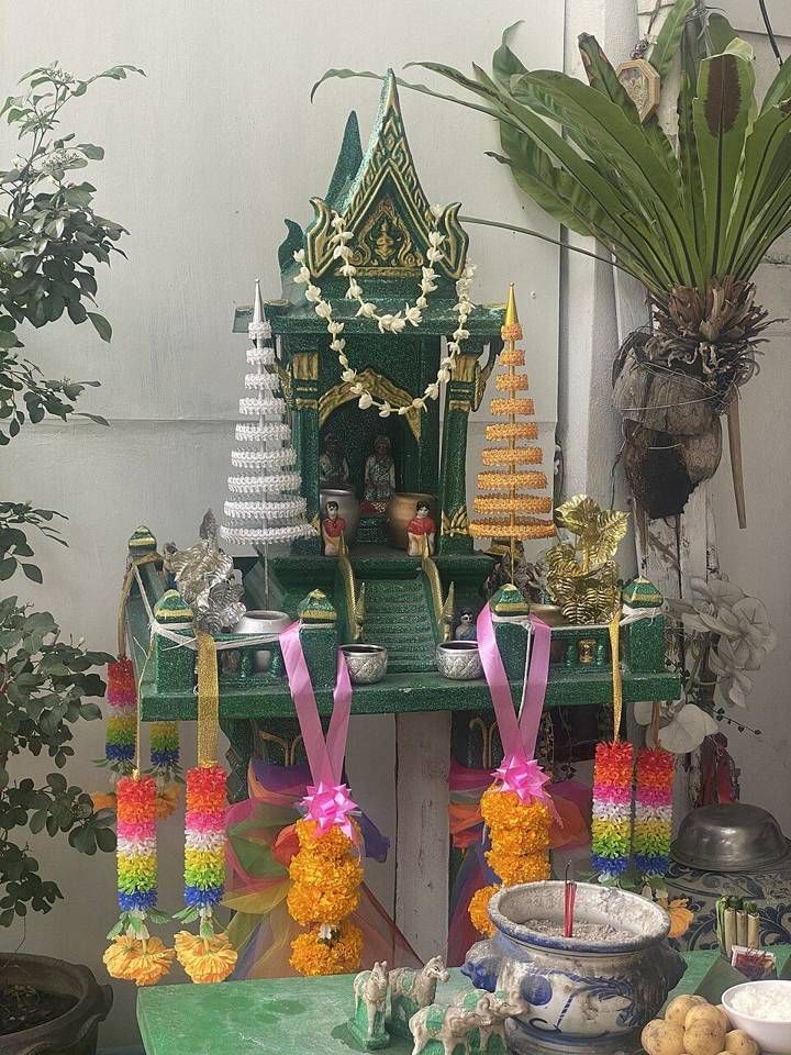 พวงมาลัยแขวนเต็มศาลสีเขียว เชียงใหม่