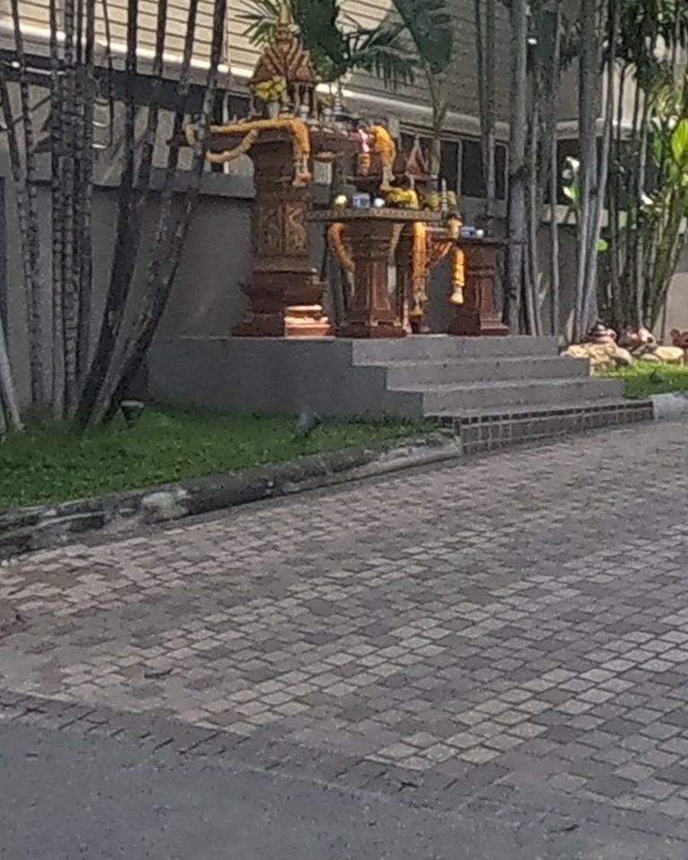 ศาลพระภูมิคล้องพวงมาลัย หน้าทางเข้าโรงแรม