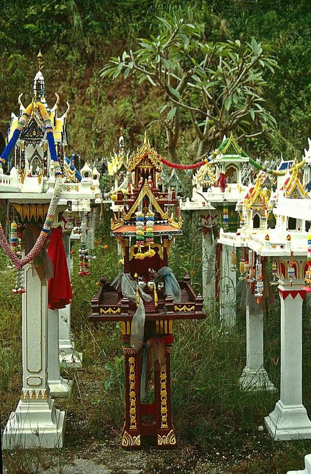 ศาลพระภูมิรวมกันบนช่องเขา ระหว่างเชียงใหม่กับลำปาง