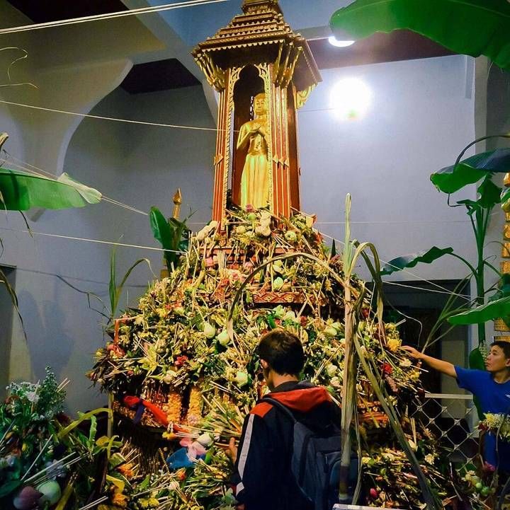 ดอกไม้ถวายเสาหลักเมือง วัดเจดีย์หลวง งานเข้าอินทขิล
