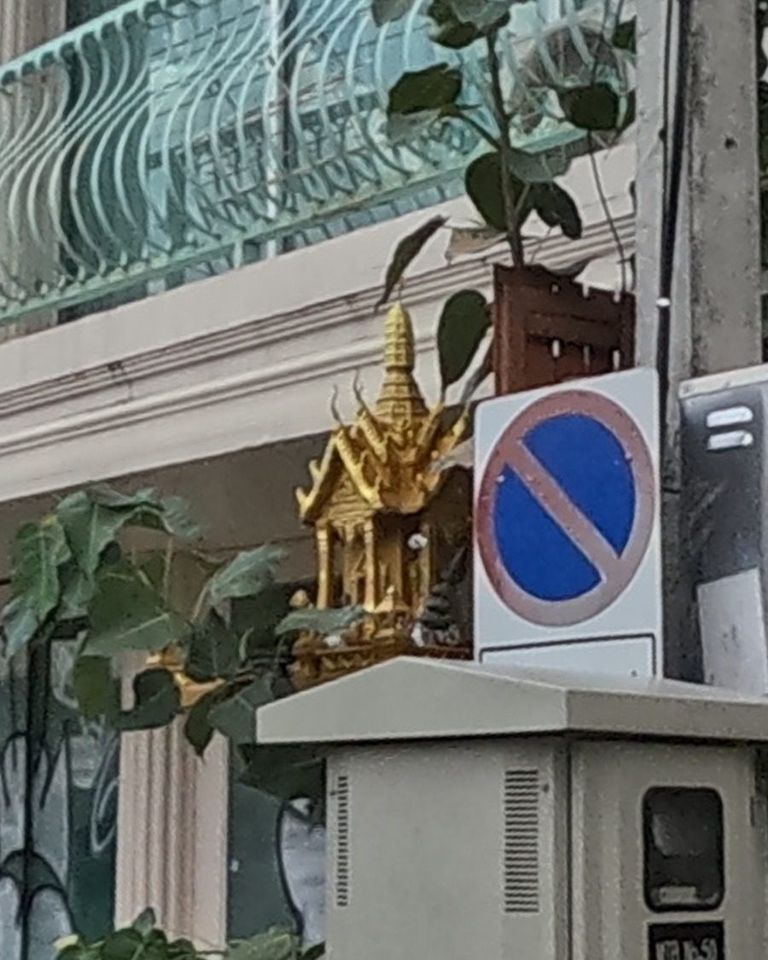 ศาลพระภูมิสีทองบนชั้นติดกำแพง เหนือตู้มิเตอร์