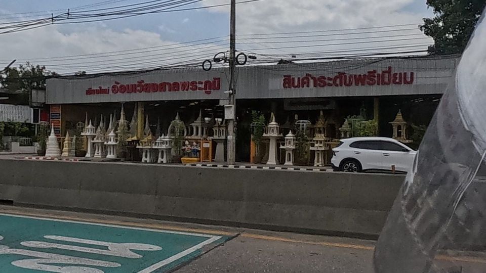 ร้านขายศาลพระภูมิ ตั้งเรียงเต็มหน้าร้าน เชียงใหม่