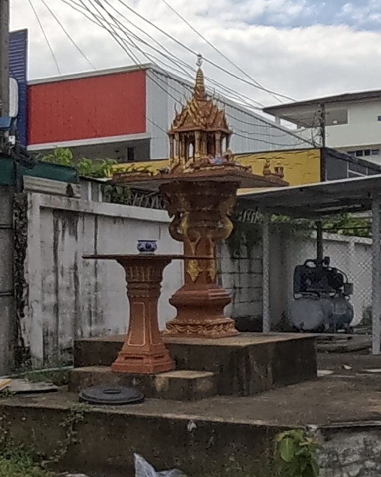 ศาลเสาเดียว มีแท่นวางของไหว้ตั้งข้าง ๆ