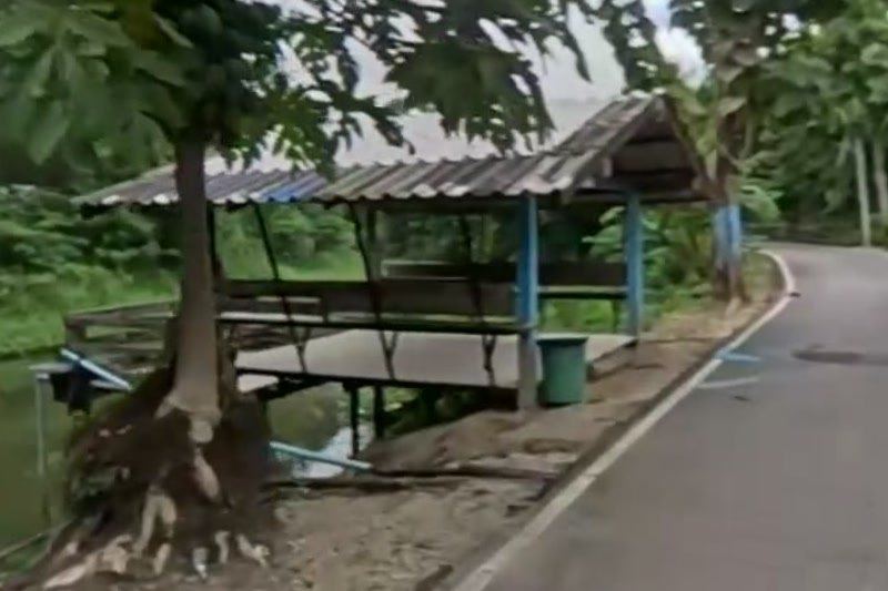 Canal-side rest pavilion — San Kamphaeng